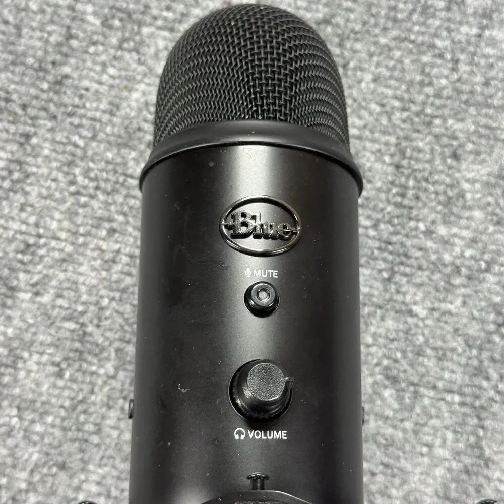BLUE Microphone 888-000296 with stand/base & USB Wire Connector Black